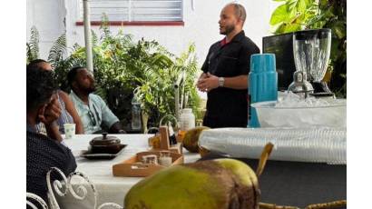 Produce crema de coco natural un joven emprendedor