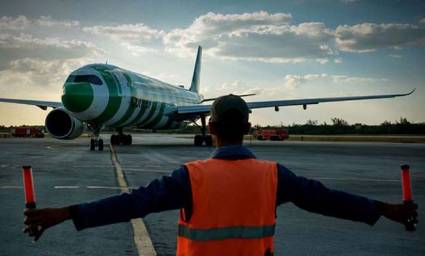 Suma aerolínea Cóndor nueva aeronave a operaciones por Holguín (+ Fotos)